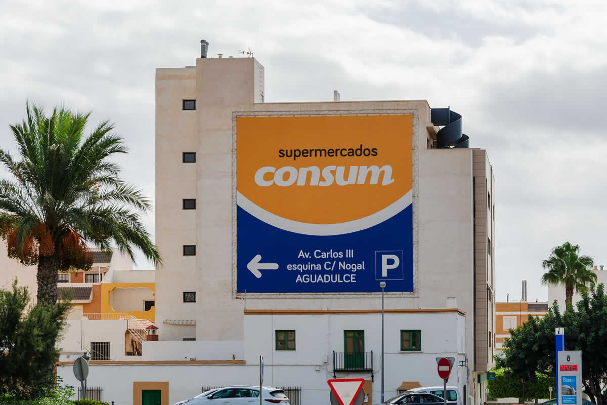 Lona publicitaria para fachada - Agarimo Comunicación