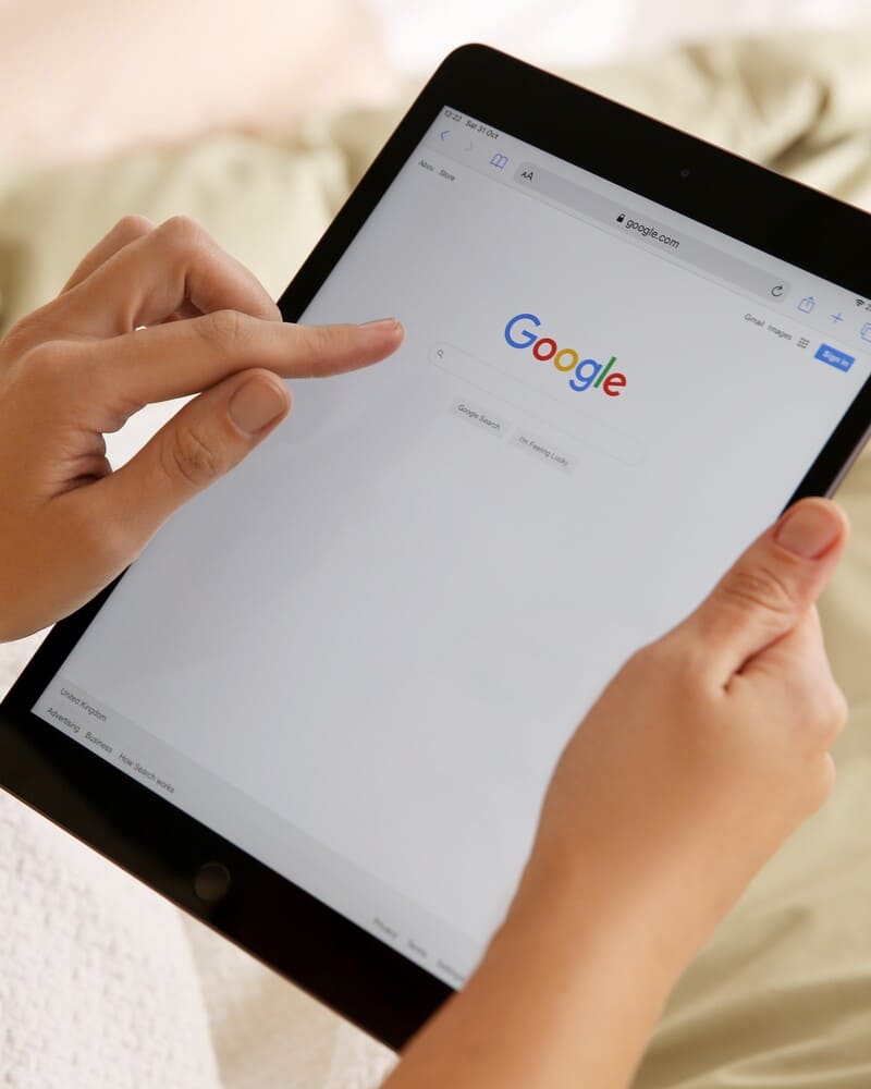 Búsqueda en Google en tablet Búsqueda en Google en tablet
